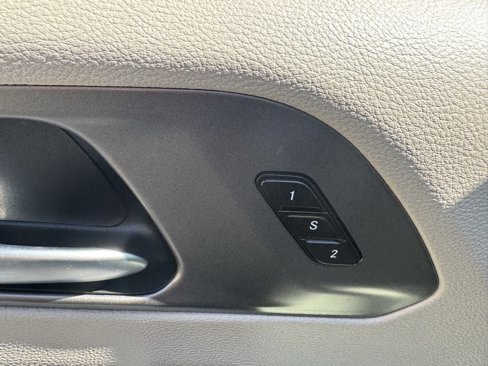 Used 2023 Chrysler Pacifica Touring-L image 12