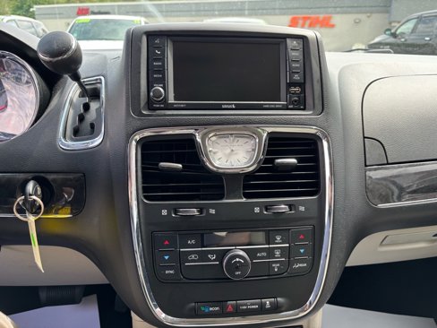 Used 2016 Chrysler Town & Country Touring image 34
