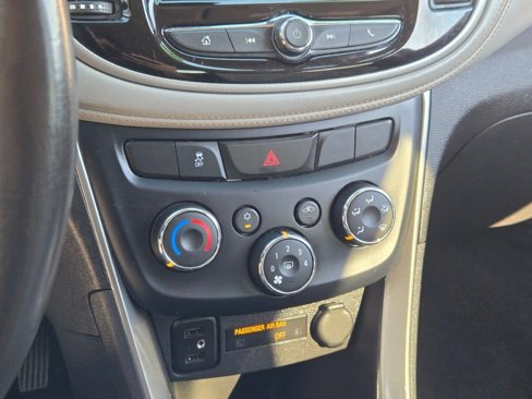 Used 2020 Chevrolet Trax LT w/ LT Convenience Package image 21