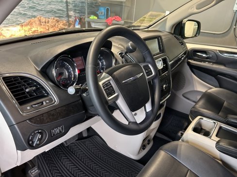 Used 2014 Chrysler Town & Country Touring image 2