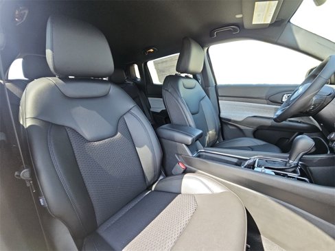 New 2025 Jeep Compass Latitude image 30