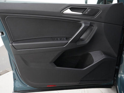 Used 2021 Volkswagen Tiguan SE w/ Panoramic Sunroof Package image 19