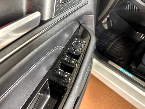 Used 2019 Ford Edge Titanium image 16