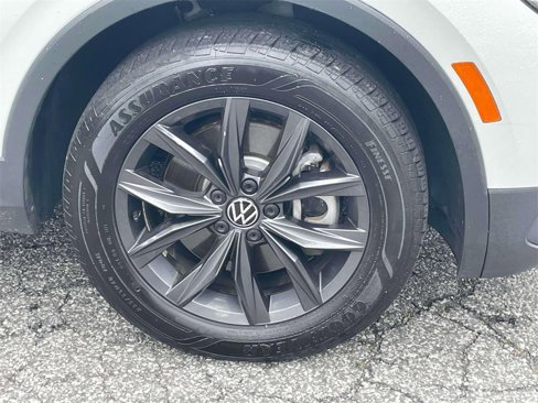 Certified 2022 Volkswagen Tiguan SE image 9
