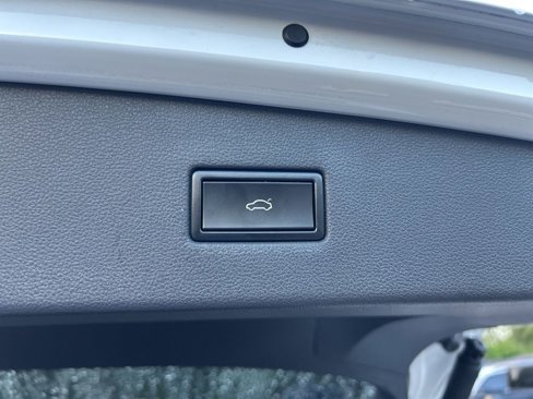 Used 2018 Volkswagen Tiguan SEL image 31