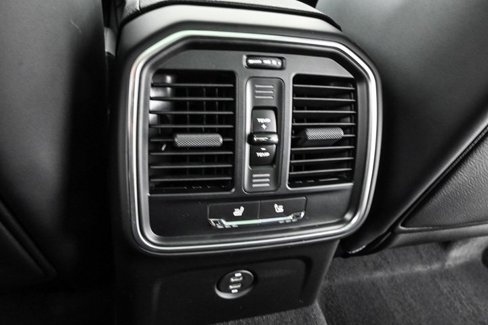 Certified 2025 Porsche Macan image 20