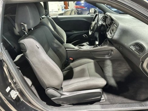 Used 2016 Dodge Challenger SXT image 21