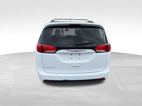 Used 2019 Chrysler Pacifica Touring-L image 4
