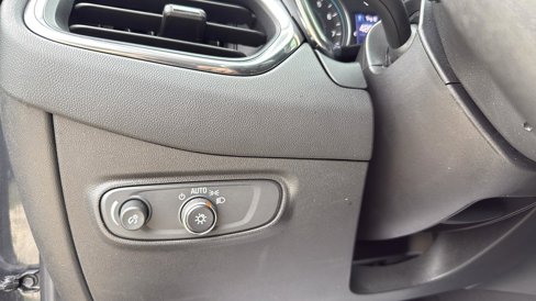 Used 2022 Chevrolet Equinox LS w/ LS Convenience Package image 18