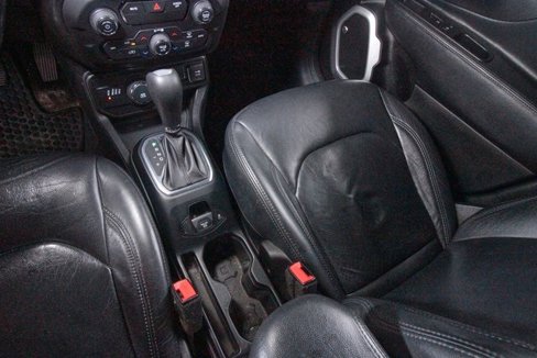 Used 2018 Jeep Renegade Latitude w/ Cold Weather Group image 12