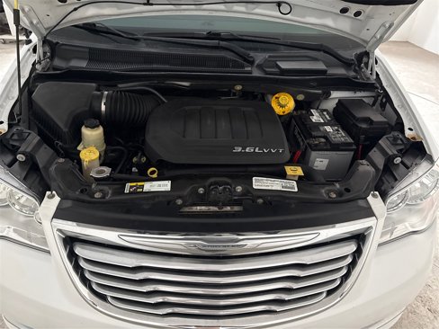 Used 2015 Chrysler Town & Country Touring-L image 19