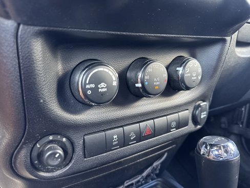 Used 2013 Jeep Wrangler Unlimited Sahara image 18