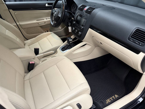 Used 2010 Volkswagen Jetta SEL image 15