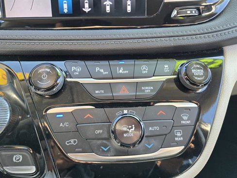 Used 2018 Chrysler Pacifica Limited w/ Advanced Safetytec Group image 21