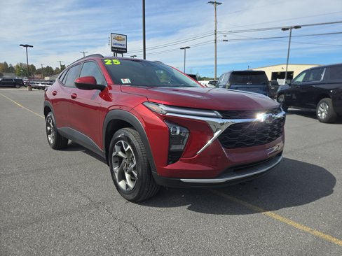 Used 2025 Chevrolet Trax LT w/ Driver Confidence Package image 1