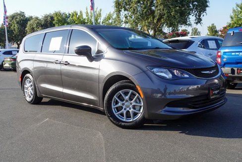 Used 2020 Chrysler Voyager LX image 2