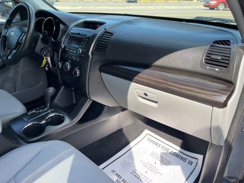Used 2011 Kia Sorento LX image 18