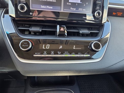 Used 2022 Toyota Corolla LE image 23