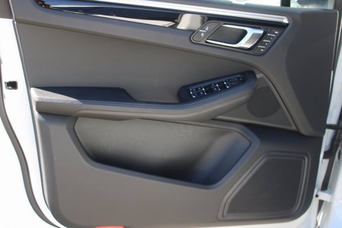 Certified 2024 Porsche Macan image 7