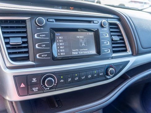 Used 2019 Toyota Highlander LE image 19