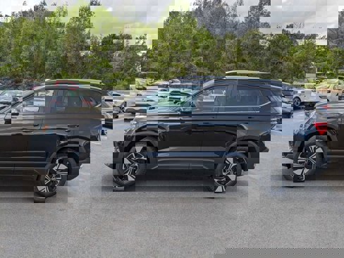 New 2024 Volkswagen Taos SE image 6