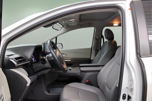 Used 2021 Toyota Sienna XLE image 25
