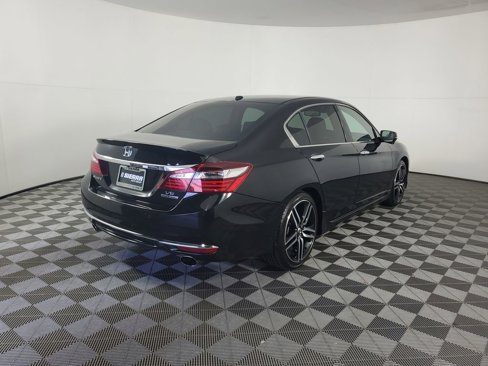 Used 2017 Honda Accord Touring image 4