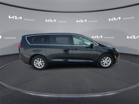 Used 2017 Chrysler Pacifica LX image 23