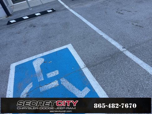 Used 2017 Chrysler Pacifica Touring-L image 3