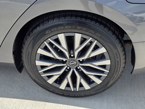 Used 2024 Nissan Altima 2.5 SV image 11