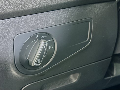 Used 2021 Volkswagen Tiguan SE image 10