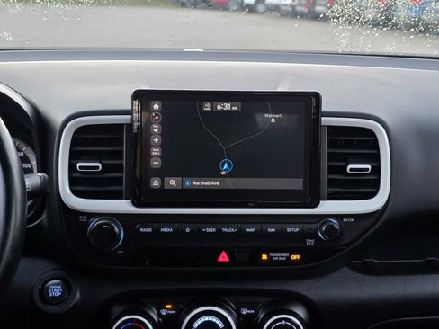 Used 2022 Hyundai Venue Limited image 20