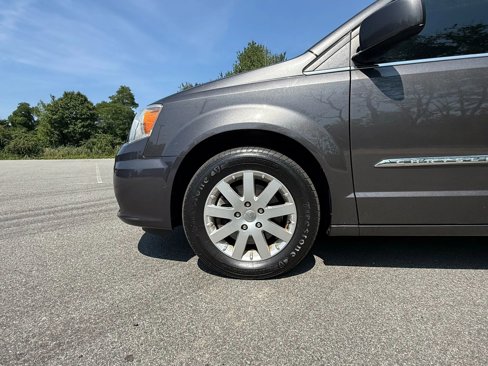 Used 2015 Chrysler Town & Country Touring w/ Driver Convenience Group image 9