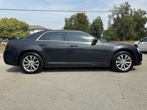 Used 2018 Chrysler 300 Touring image 5