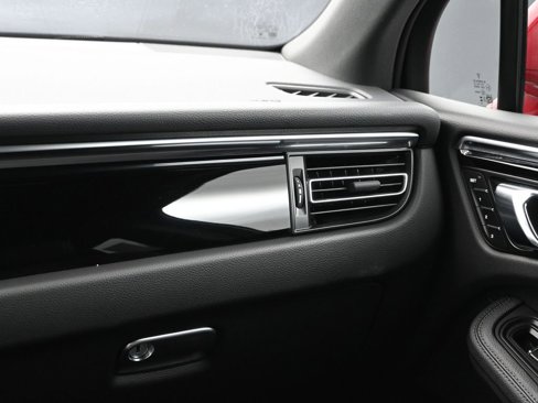 Used 2025 Porsche Macan image 23