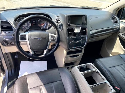 Used 2016 Chrysler Town & Country Touring image 11