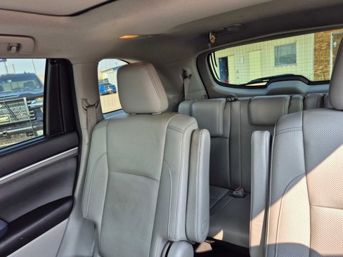 Used 2017 Toyota Highlander Limited Platinum image 33