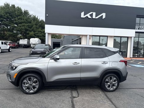 Used 2024 Kia Seltos LX image 2