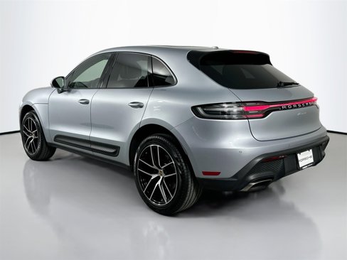 Certified 2024 Porsche Macan image 3