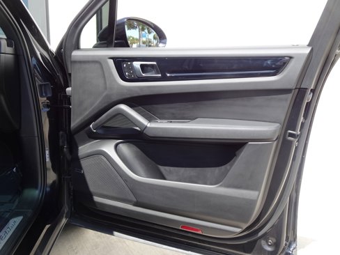 Used 2022 Porsche Cayenne Platinum Edition image 22