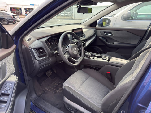 Used 2023 Nissan Rogue SV image 2