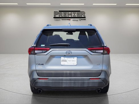 Used 2019 Toyota RAV4 LE image 11
