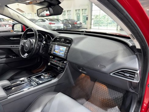 Used 2018 Jaguar XE Premium image 63