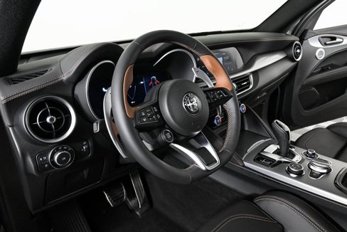 New 2025 Alfa Romeo Stelvio Sprint image 3