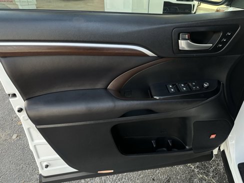 Used 2016 Toyota Highlander Limited image 12