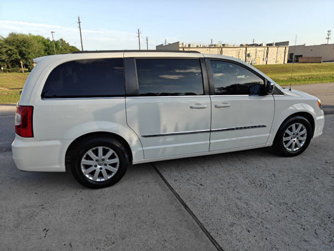 Used 2011 Chrysler Town & Country Touring-L image 5