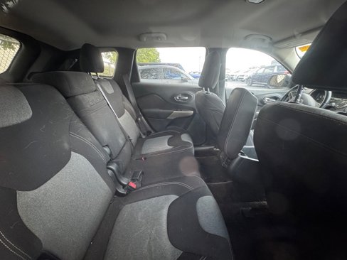 Used 2017 Jeep Cherokee Sport image 3