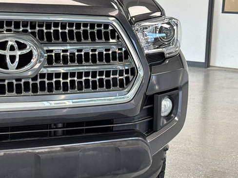 Used 2016 Toyota Tacoma TRD Sport image 11