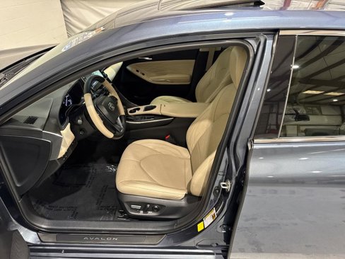 Used 2020 Toyota Avalon Limited image 35