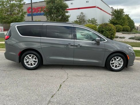Used 2022 Chrysler Pacifica Touring-L image 4